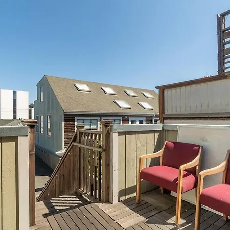 Huge Modern 4 Bedroom Flat W/ City Views And Deck